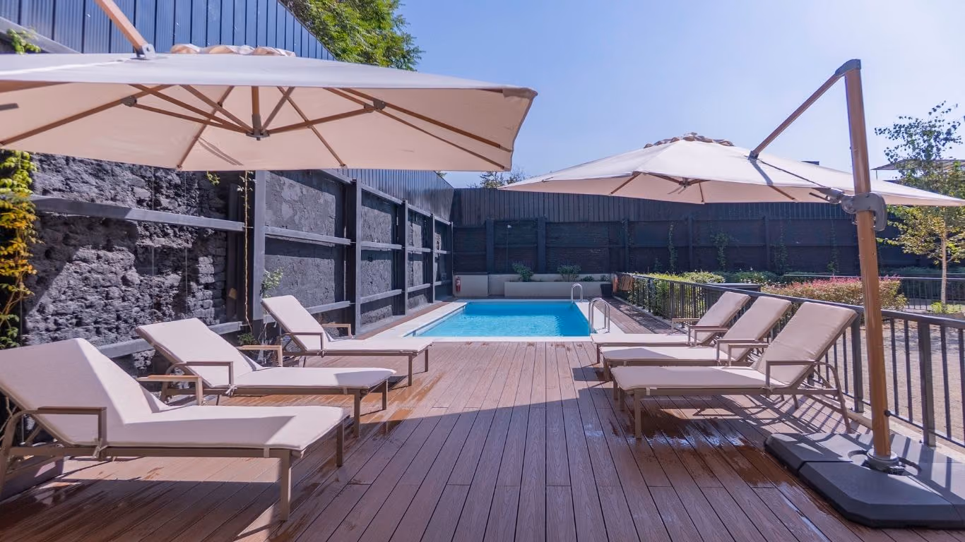 Piscina y terraza de Andes